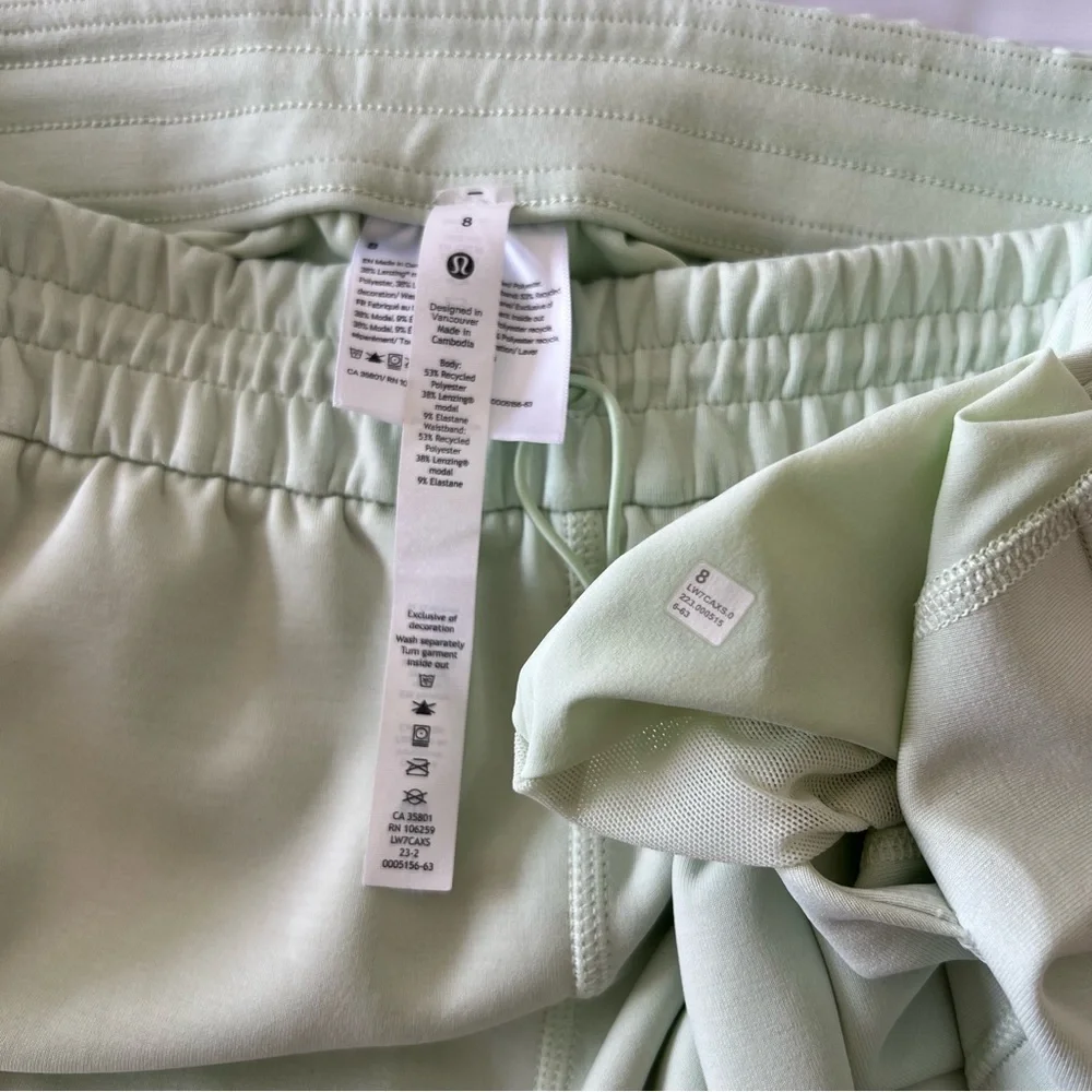 GUC Lululemon Softstreme High-Rise Short 4"
Kohlrabi Green
Size 8 - Picture 4 of 6